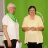 Glückwünsche zum 25-jährigen Bestehen der Selbsthilfegruppe Diabetes nahm deren Leiterin Anneliese Pilz (rechts) von AOK-Vertreterin Angela Blind entgegen.  	