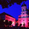 Wie viele weitere Gebäude profitiert auch die Hofkirche in Neuburg von den Zuschüssen des Bezirks.  	
