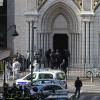 Polizisten der Eliteeinheit Raid treffen ein, um die Kirche Notre-Dame nach einem Messerangriff zu durchsuchen.