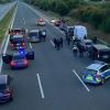 Polizisten und Helfer stehen mit ihren Fahrzeugen auf der Autobahn 9.