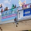 Klimaaktivisten von Extinction Rebellion  seilen sich in München von einer Brücke  ab.