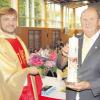 Für die Pfarreiengemeinschaft Schiltberg gratulierte Kirchenpfleger Josef Breitsameter Pater Markus Szymula zum 25-jährigen Priesterjubiläum mit einer Jubiläumskerze und einem Geldpräsent. 