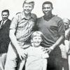 Dieses Bild zeigt Pelé mit Augsburgs Legende Helmut Haller und dessen Sohn Jürgen.  