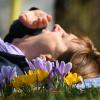 Die Frühjahrsmüdigkeit komme daher, dass sich der Körper noch in einer Art „Winterschlafmodus“ befindet, sagt eine Expertin. 