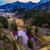 Ein Gipsbruchweiher im Faulenbacher Tal bei Füssen zeigt gerade ein ungewöhnliche lila Färbung. Das liegt an Bakterien.