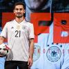 Ilkay Gündogan posiert bei der Vorstellung des neuen Heimtrikots der Nationalmannschaft. Erstmals tragen werden die Spieler das Trikot bei der WM-Qualifikationspartie der DFB-Auswahl in Serravalle gegen San Marino.