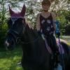Auf dem Pferderücken braucht Ronja Regele keine Krücken. Nach einem schweren Unfall hat sie sich zurückgekämpft. 	
