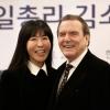 Altbundeskanzler Gerhard Schröder und seine Frau Soyeon Kim in Seoul.