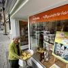 Fair gehandelte Bio-Bananen sind nach wie vor ein beliebtes Produkt im Weltladen in Weißenhorn. Unser Foto zeigt Mitarbeiterin Marianne Stetter neben dem dekorierten Schaufenster. 