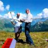 Martin Glogger vom MVL Krumbach und Martino Viglino von der befreundeten Modellfluggruppe Davos beim Modellsegelfliegen am Jakobshorn (2300 Meter) in Davos im August 2010.