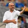 Leverkusen-Trainer Peter Bosz treibt seine Mannschaft von der Seitenlinie an.