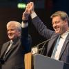Parteitagsharmonie: CSU-Chef Horst Seehofer und Markus Söder, der CSU-Spitzenkandidat für die Landtagswahl, demonstrieren neue Einigkeit.