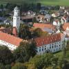 Das Luftbild zeigt das Fuggerschloss in Kirchheim. Hier hat es am Freitag einen Feuerwehreinsatz gegeben.