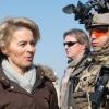 Verteidigungsministerin von der Leyen mit deutschen Soldaten im afghanischen Mazar-e Sharif. Zuhause in Deutschland will die Ministerin die Bundeswehr modernisieren 