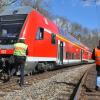 Polizisten sichern am 03.03.2015 in Stuttgart eine Unfallstelle an der ein Regionalzug aus den Schienen gesprungen ist. 