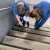 Daniel aus Schwabmünchen lernt das Treppensteigen. Auf den ersten Stufen flossen die Tränen. Für den Dreijährigen sind viele alltägliche Dinge neu und davor hat er Angst.
