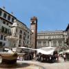 Markt in historischer Kulisse: Die Piazza delle Erbe in Verona. 