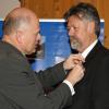 Für seine Verdienste um die Bank wurde Martin Gschmack (rechts) mit der Silbernen Ehrennadel des Genossenschaftsverbandes Bayerns von Wirtschaftsprüfer Hans Schmalzl geehrt. 