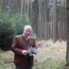 Fichtenwälder wie diese – „forstliche Maisäcker“ nennt sie Hartmut Dauner, gehören der Vergangenheit an. Der Wald muss sich verändern, junge stabile Tannen wachsen schon nach. Der leitende Forstdirektor der fuggerschen Stiftungen baut seit 30 Jahren den Wald bei Laugna klimagerecht um. 