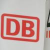 Werbeaufsteller mit den Logos der Deutsche Bahn AG und der Gewerkschaft der Lokführer (GDL).