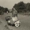 Die ersten Vespas hatten die Lampe unten auf dem Schutzblech - daher der deutsche Spitzname: "Lampe unten". Dieses Bild stammt von Leser Willi Koch. Es ist 1955 bei einem zweiwöchigen Wanderurlaub mit seiner zukünftige Frau Inge von Heilbronn nach Zell am See in Österreich entstanden. Auf ihrer Vespa verbrachten die beiden viele Urlaube in Österreich, bis nach der Hochzeit 1956 das erste Auto angeschafft wurde, damit auch die dann zur Welt gekommenen Kinder mitfahren konnten. 