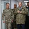 Präsident Erdogan (r) und Stabschef Hulusi Akar in Hatay (Türkei), nahe der syrischen Grenze. Die türkische Offensive in Nordsyrien ist international umstritten.
