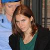 Amanda Knox wird im Oktober 2011 in Perugia in den Gerichtssaal gebracht.