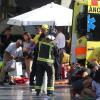 Sanitäter versorgen in Barcelona Verletzte. Auf der Flaniermeile Las Ramblas ist ein Lieferwagen in eine Menschenmenge gerast. Es hat Tote und Verletzte gegeben.