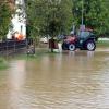 In Schwennenbach und Oberglauheim (Kreis Dillingen) kämpfen die Feuerwehren nach den schweren Regenfällen von Sonntagnacht mit Hochwasser und Überschwemmungen. 