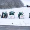 Zu Beginn der Protestwoche startet ein Traktoren -und LKW-Konvoi nach München. Etliche Landwirte und Spediteure blockieren mit ihren Fahrzeugen die beiden Kreisverkehre an der A96.