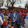 Vom Kirchberg aus hat man einen guten Überblick über das bunte Treiben beim Bertoldsheimer Faschingsumzug. 