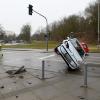 Ein Auto kippte nach einem Unfall auf die Seite. 	