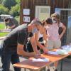 Mit Maske im Gesicht trugen sich die Besucher vor Beginn der Bezirksliga-Partie TSV Wertingen – SC Bubesheim in die Listen neben dem Kassenhäuschen ein. Insgesamt kamen 112 Unterschriften zustande. 	