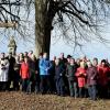 Zur Erinnerung an das 565-jährige Gründungsjubiläum der Bauernbruderschaft versammelten sich Mitglieder an dem restaurierten und von Stadtpfarrer Michael Zeitler gesegneten Feldkreuz am Campingplatz. 