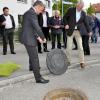 Landsbergs OB Mathias Neuner (links) und Waldheims Bürgermeister Steffen Blech „verlegten“ eigenhändig den gespendeten Kanaldeckel. 
