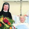 Freute sich riesig über die Aufwartung von Maria Goretti Böck: Anna Hochhäuser (102). Foto: Krankenhaus