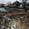 Menschen inspizieren ein zerstörtes Haus nach einem russischen Raketenangriff.