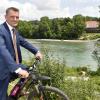Oberbürgermeister Mathias Neuner (hier mit Rad am geplanten Bauort) will den neuen Lechübergang trotz deutlich höherer Kosten wie geplant errichten.
