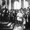 Ein bedeutender Moment in der deutschen Geschichte: Preußens König Wilhelm I. lässt sich am 18. Januar 1871 zum Kaiser proklamieren. Das Gemälde stammt von Anton von Werner. Es war ein Geschenk an Reichskanzler Otto von Bismarck (Mitte, weiße Uniform).  	
