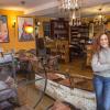 Ruth Kolodziej betreibt das „Panini“ in Schondorf. Die 60-jährige Café- und Restaurantbesitzerin kämpft gerade an einigen Ecken.  	