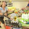 Nach drei Minuten hatte Melanie Maidorn-Blüher Waren im Wert von über 680 Euro ihrem Einkaufswagen. Links im Bild: Verena Jäckle von der Verkaufsleitung des Supermarktes, die exakt die Zeit kontrollierte. 