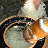 Sauerkraut machen ist gesund und macht Spaß. Hier ein Krautfass aus Steingut mit typischer Wasserrinne und Holzstampfer.