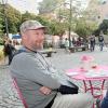 Peter Sturm und Inga Paula sitzen am Holbein-Platz vor dem Bittersüß und lassen sich das Leben schmecken.