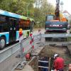 Ein Wasserrohrbruch verursachte am Donnerstag in Rehling ein kleines Verkehrschaos. Unser Bild zeigt die Baustelle in der Bergstraße zwischen Oberach und Rehling, wo am Freitag auch die Linienbusse wieder fahren konnten.
