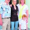 Familienfoto nach dem Wahlsieg: Die neue Bürgermeisterin Gabriele Janowsky mit den Töchtern Angela Marie (5) und Jeanette Sabrina (18) sowie Ehemann Johann. Foto: rp