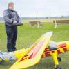 Träume haben bei Christian Negele aus Tussenhausen keine Flügel, sondern Tragflächen. Das Lieblingsstück des begeisterten Modellfliegers ist seine gelb-rote Dornier Do 27. 