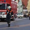Quer durch die Donauwörther Innenstadt zog sich am Donnerstag eine Ölspur. Die Feuerwehr band die rutschige Flüssigkeit.