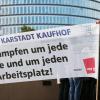 Mitarbeiter von Galeria Karstadt Kaufhof demonstrieren für den Erhalt ihrer Arbeitsplätze. 