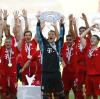 FCB-Torwart Manuel Neuer hält die Meisterschale und jubelt mit seiner Mannschaft über den gewonnenen Meistertitel.