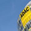ARCHIV - Das Logo des ADAC ist am 25.02.2014 an der Zentrale in München (Bayern) zu sehen. Der ADAC lädt am 30.06.2014 zur Bilanz-Pk. Foto: Andreas Gebert/dpa ( +++(c) dpa - Bildfunk+++